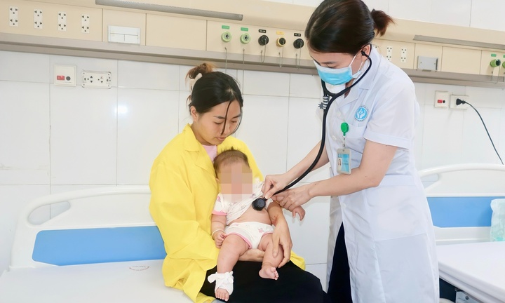 Gắp thành công kim băng khỏi thực quản bé gái 5 tháng tuổi