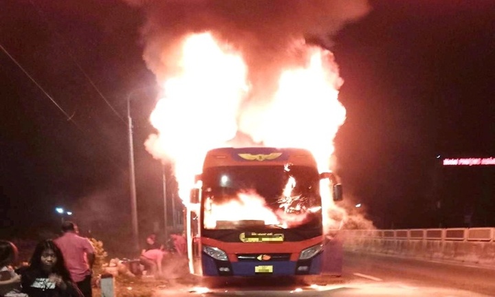 Hiện trường vụ xe khách bốc cháy ngùn ngụt, hành khách sợ hãi tháo chạy