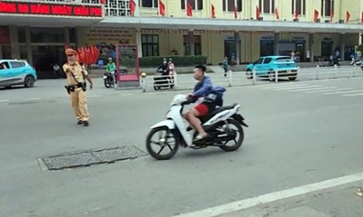 Khởi tố nam thanh niên bám đoàn xe khách quốc tế, tông cảnh sát cơ động