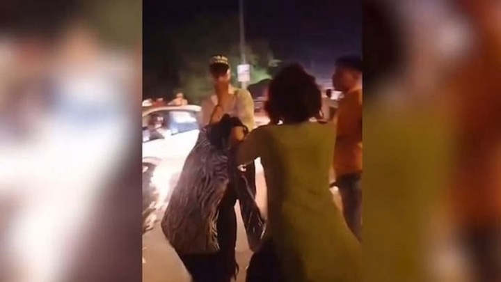 Clip: Bị bắt quả tang ngoại tình, chồng cùng nhân tình lao vào hành hung vợ giữa phố