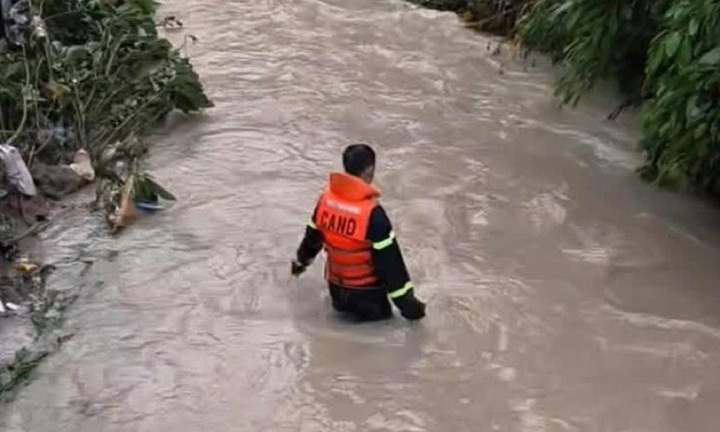 Tìm kiếm bé gái 10 tuổi bị mất tích, nghi bị nước cuốn trong mưa lớn ở Đồng Nai