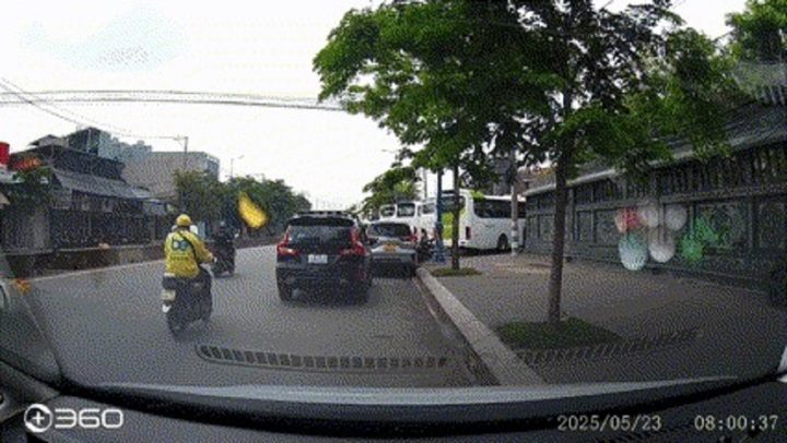 Vụ mở cửa ô tô bất cẩn hất văng xe máy, còn bắt đền 3 triệu đồng: Camera ghi lại gì?