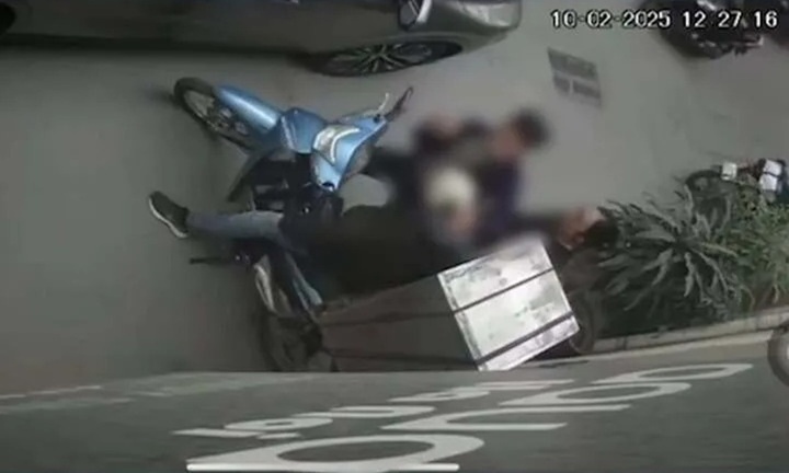 Thông tin mới nhất vụ tài xế xe Lexus hành hung nam shipper ở Hà Nội