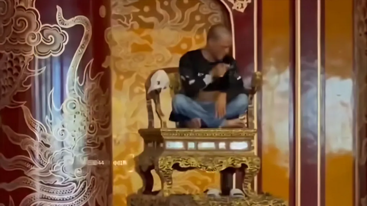 Du khách vô tư ngồi, bẻ gãy ngai vàng ở Đại nội Huế: Công an vào cuộc