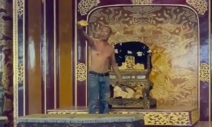 Clip: Khống chế đối tượng bẻ gãy ngai vàng triều Nguyễn ở Đại Nội Huế