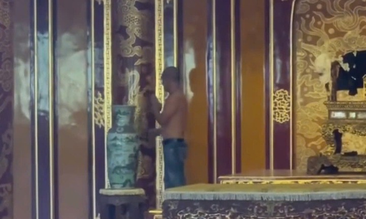 Danh tính người đàn ông vô tư ngồi, bẻ gãy ngai vàng ở Đại nội Huế