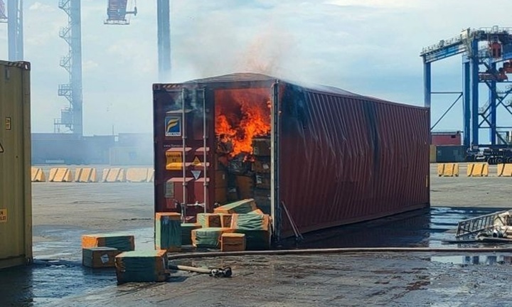 Tàu chở UAV của Ukraine hứng đòn hỏa lực từ