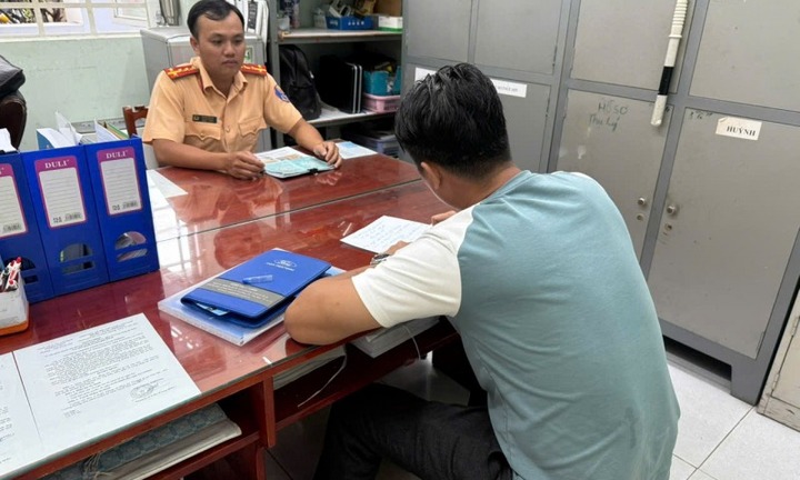 Vượt đèn đỏ, tài xế xe bán tải bị xử phạt 19 triệu đồng 