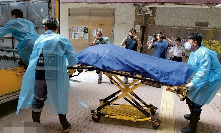 Bé gái 3 tuổi òa khóc nói 