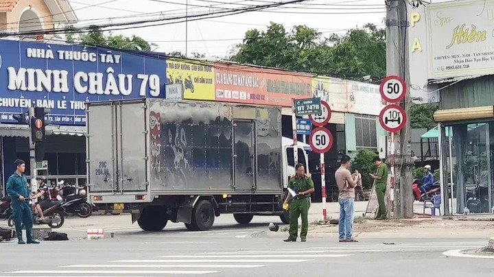 Hiện trường vụ nam thanh niên lao xe máy vào xe tải tử vong tại chỗ ở Bình Dương