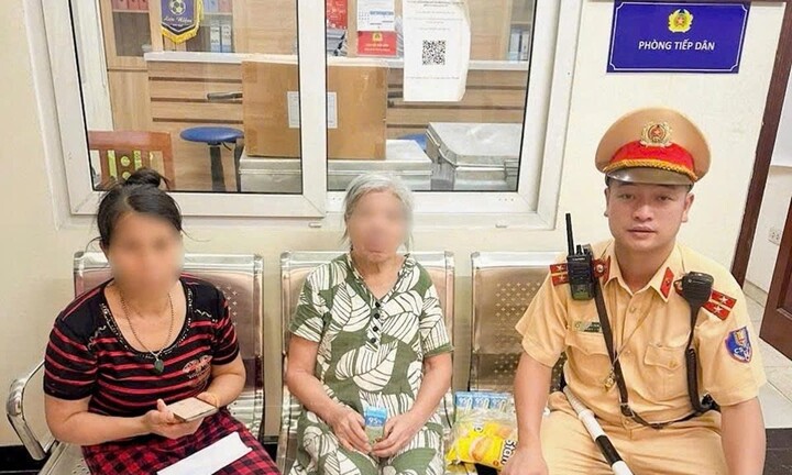 Công an Hà Nội nhanh chóng hỗ trợ bà cụ đi lạc về với gia đình