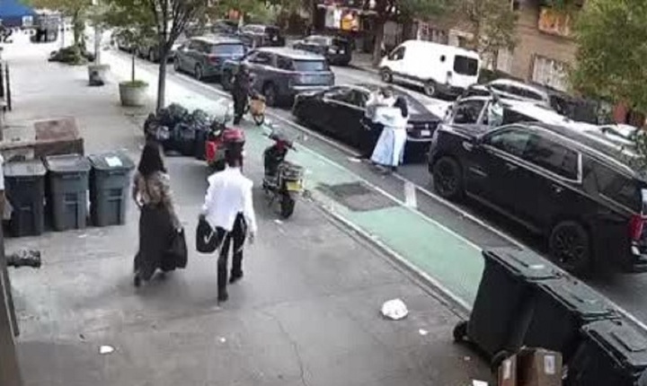 Clip: Đứng tim khoảnh khắc bé gái 3 tuổi bị xe đạp điện đâm trúng