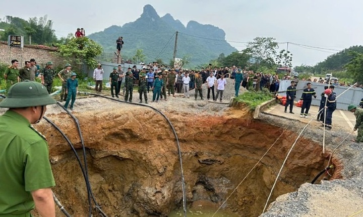 Clip: Camera ghi lại những giây cuối cùng người đi xe máy với tốc độ cao, lao thẳng xuống 