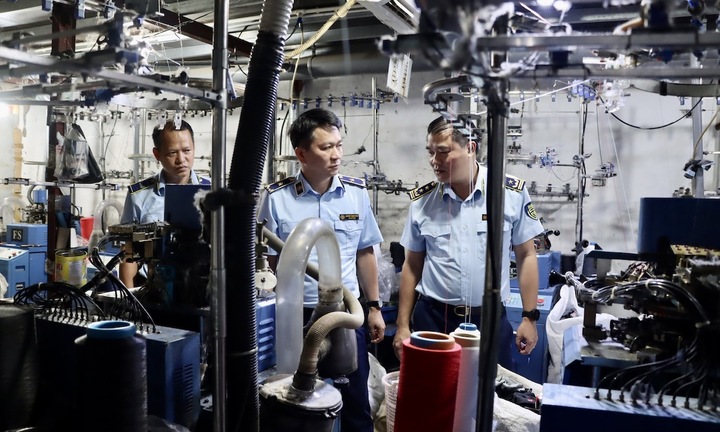 Triệt phá xưởng sản xuất tất giả tại La Phù, Hà Nội