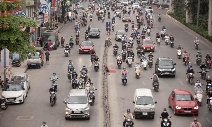 Hà Nội lại tách làn cứng ô tô, xe máy: Làm sao để tránh đi vào 