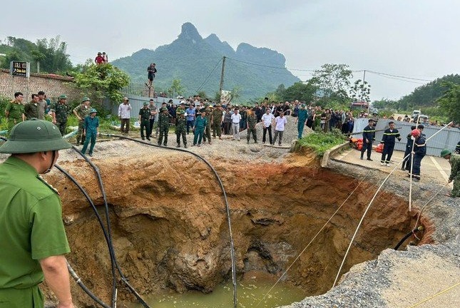 Vụ xe máy lao xuống