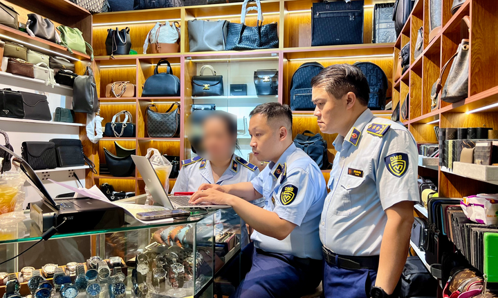 Kiểm tra, thu giữ hàng nghìn sản phẩm nghi giả Rolex, Gucci,...tại Saigon Square