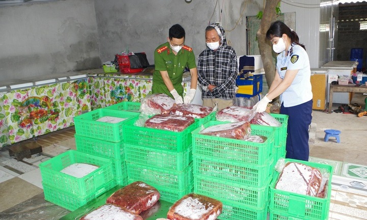 Hà Nam: Phát hiện hơn 1,2 tấn nội tạng động vật bốc mùi ôi thiu