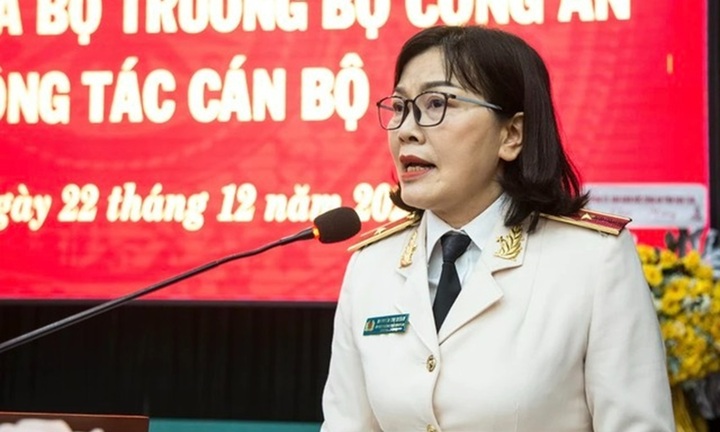 Thiếu tướng Nguyễn Thị Xuân - Phó Giám đốc Công an tỉnh Đắk Lắk nhận quyết định nghỉ hưu