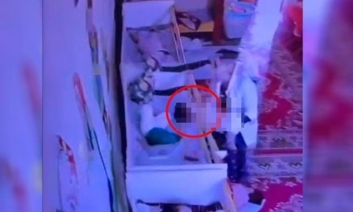 Đau lòng: Clip ghi lại cảnh bé trai 2 tuổi kẹt đầu vào thanh chắn giường, tử vong tại trường mẫu giáo