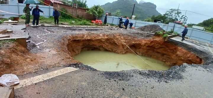 Vụ xe máy lao xuống 