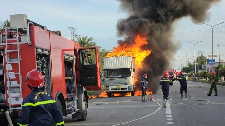 Xe tải bất ngờ bốc cháy dữ dội trên quốc lộ 1, tài xế thoát nạn nhờ nhìn gương chiếu hậu