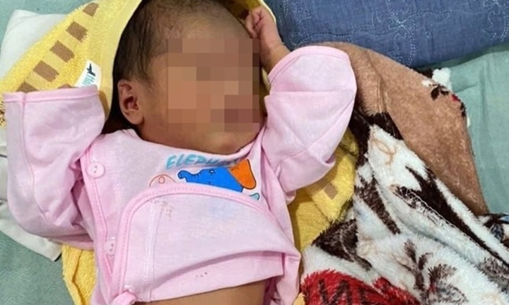 Phát hiện bé sơ sinh bị bỏ rơi, được quấn trong áo mưa màu đỏ: Dây rốn có dấu hiệu nhiễm trùng nhẹ