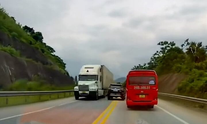 Clip: Rùng mình cảnh nữ tài xế vượt ẩu, suýt gây tai nạn trên cao tốc Nội Bài - Lào Cai