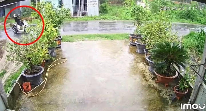 Xót xa: Camera ghi lại khoảnh khắc 2 người đi xe máy tử vong vì va trúng dây điện chắn ngang đường