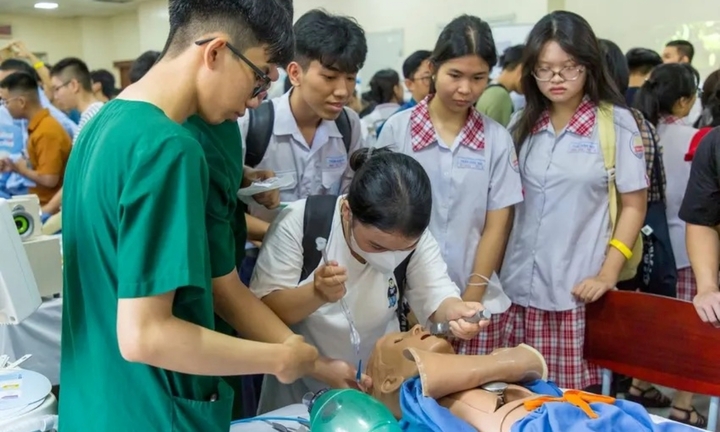 “Choáng” trước mức học phí cao ngất của ngành Răng - Hàm - Mặt tại 7 trường đại học ở TP.HCM