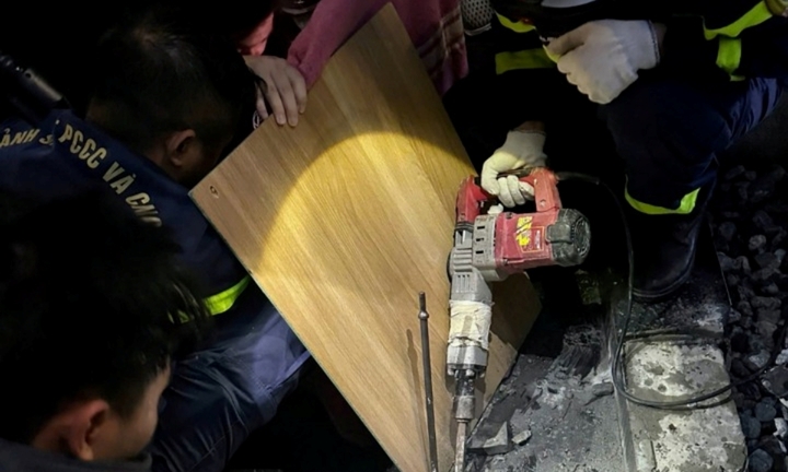 Hà Nội: Giải cứu bé 8 tuổi bị kẹt tay trong đường ống hút nước áp lực cao