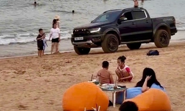 Xác minh clip lái xe bán tải ngang nhiên phóng ào ào, bóp còi inh ỏi trên bãi biển