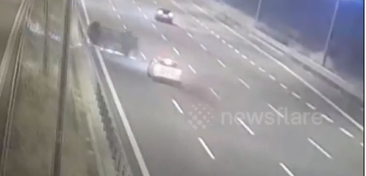 Clip: Khoảnh khắc ô tô lật nhào trên cao tốc, 5 người nhập viện