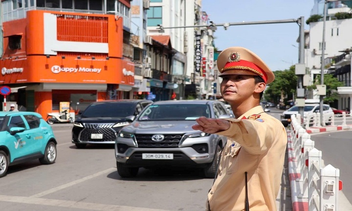 CSGT Hà Nội vượt nắng nóng, đảm bảo trật tự an toàn giao thông