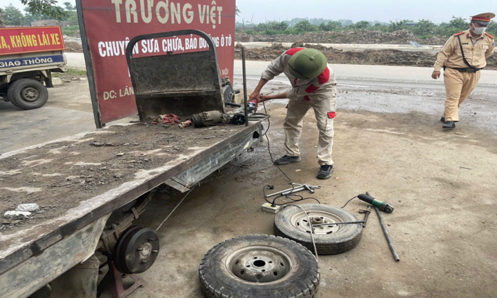 Hà Nội: Vận động tiêu hủy nhiều xe ba bánh tự chế