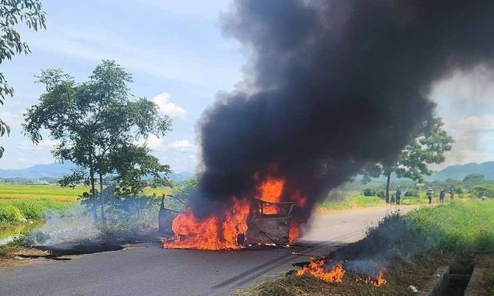 Phú Thọ: Bố chở con đi làm thủ tục thi lớp 10, xe ô tô bất ngờ bị cháy rụi