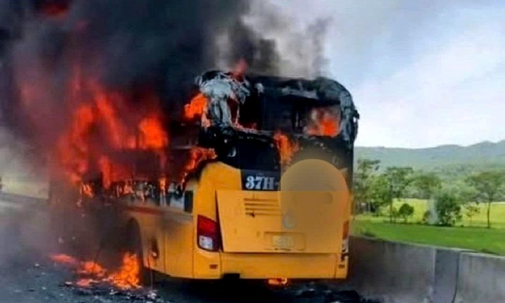 Tin tức tai nạn giao thông mới nhất ngày 3/6: Xe khách giường nằm bốc cháy ngùn ngụt trên cao tốc