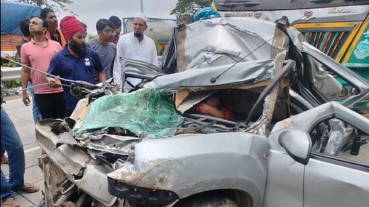 Hiện trường thương tâm vụ ô tô bị kẹp bẹp dúm giữa 2 xe tải, 3 người trong một gia đình tử vong ở Ấn Độ