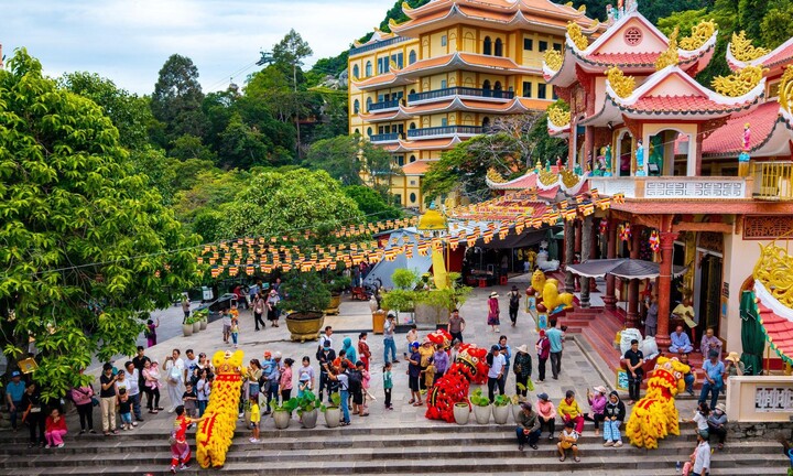 Tháng 6, núi Bà Đen tấp nập du khách đi Lễ vía Bà và tham dự chợ lá