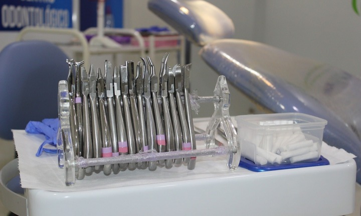 Bác sĩ nha khoa nhầm lẫn, khâu lưỡi vào nướu khi nhổ răng khôn vì