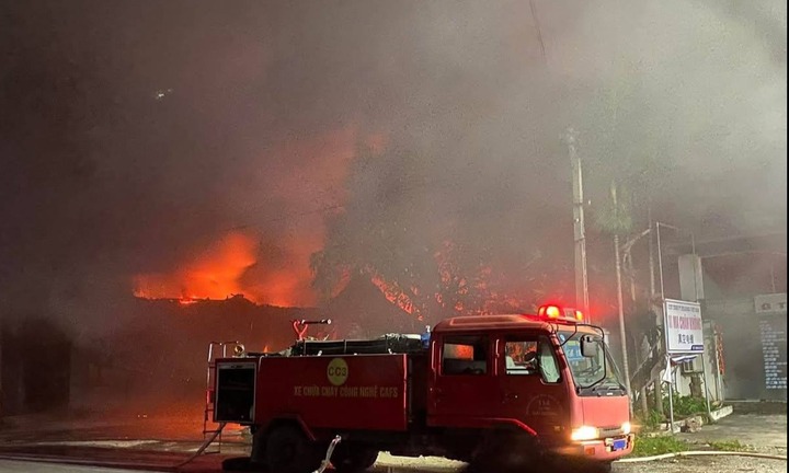 Clip: Hàng loạt nhà xưởng cháy rụi, biển lửa bao trùm cả khu vực ở Hải Dương