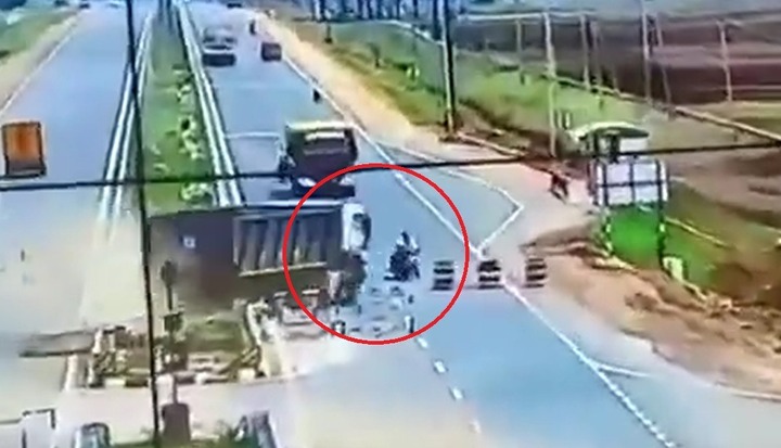 Clip: Xe tải mất lái băng qua giải phân cách, cán trúng người đi xe máy