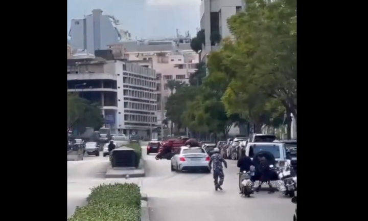 Clip: Tài xế Mercedes bất ngờ tăng tốc, húc văng cảnh sát lên nóc xe ở Lebanon