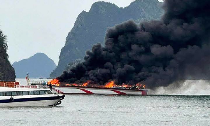 Tàu cao tốc bất ngờ bốc cháy dữ dội ở Quảng Ninh, khói đen cuộn lên nghi ngút