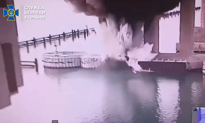 Nóng: Ukraine tuyên bố tấn công cầu Crimea bằng 1.100 kg thuốc nổ