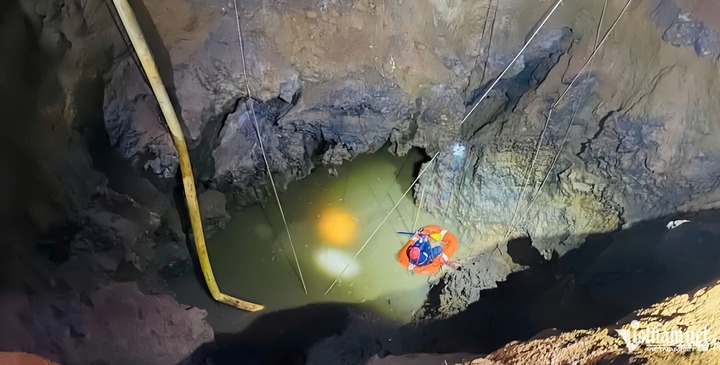 Vụ xe máy lao xuống 