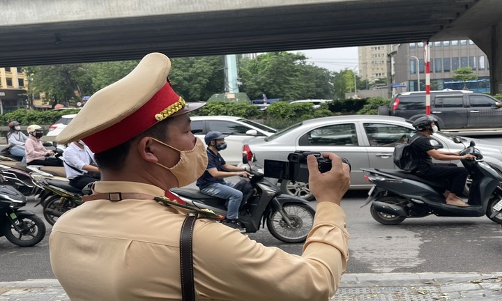 Cận cảnh CSGT Hà Nội ghi hình xử lý vi phạm ở đường Khuất Duy Tiến - Phạm Hùng
