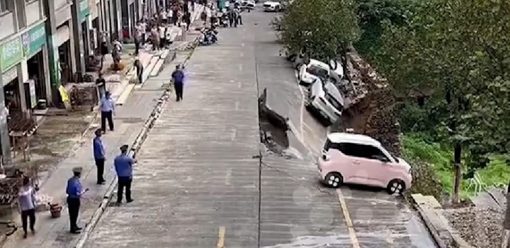 Clip: Đường đột ngột sạt lở, hàng loạt ô tô bị