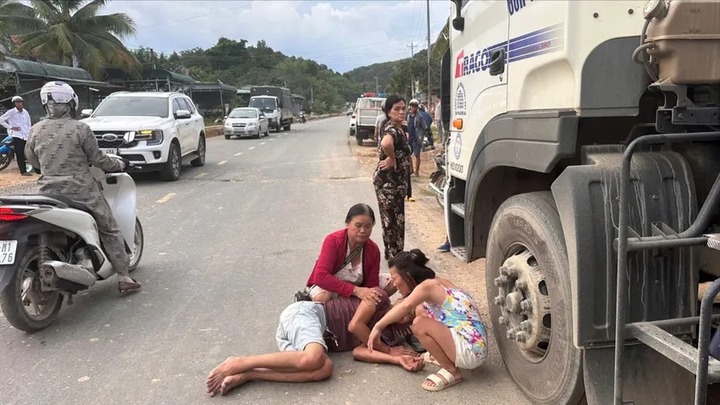 Tài xế 40 tuổi bất ngờ rơi từ buồng lái xe đầu kéo xuống đường, bất tỉnh