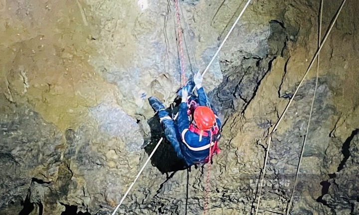 Clip: Khoảnh khắc đu dây xuống